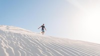 Australia Barat tidak memiliki musim dingin. Tapi kamu bisa menikmati dengan sandboading di gurun pasir yang super cantik, namanya Lancelin Sand Dunes (Thinkstock)