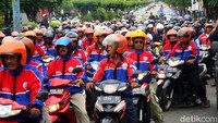 Dalam aksinya mereka menuntut pemerintah Banyumas tegas dalam melarang beroperasinya kendaraan onlinedi Purwokerto.