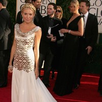 Nama Sienna Miller juga disebut di artikel tersebut. Tampak gaun Marchesa membungkus tubuh model dan aktris berdarah Inggris ini di Golden Globes 2007. Foto: Getty Images
