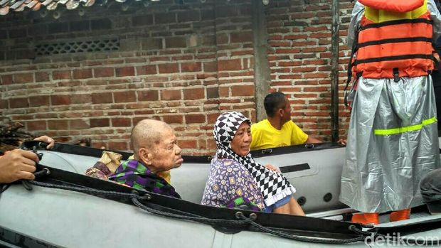 Warga lansai dievakuasi