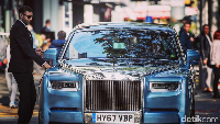 Rolls-Royce Phantom generasi ke-8 terlihat di Lucerne, Swiss dengan warna Silver Lake Blue yang menggoda. Phantom merupakan mobil yang diciptakan Rolls-Rocye untuk mengenang Sir Malcolm Campbell Phantom II. Foto: Instagram/rollsroycemedia