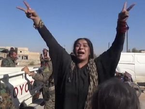 Bebas dari ISIS, Wanita Suriah Luapkan Kebahagiaan