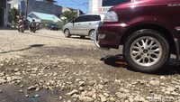 Jokowi melintas di Jalan Glugur-Gatot Subroto-Nibung Raya-Jalan Ibus Raya. Aspal jalanan ini tidak begitu mulus. Tidak terlihat juga trotoar di kiri-kanan jalan yang laik untuk pejalan kaki.