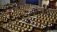 Sebanyak 355 anggota Dewan tidak hadir dalam sidang paripurna ini. Berdasarkan daftar hadir anggota Dewan dalam sidang paripurna ini, ada 205 dari total 560 anggota DPR yang meneken daftar kehadiran. Sebanyak 104 anggota meminta izin.