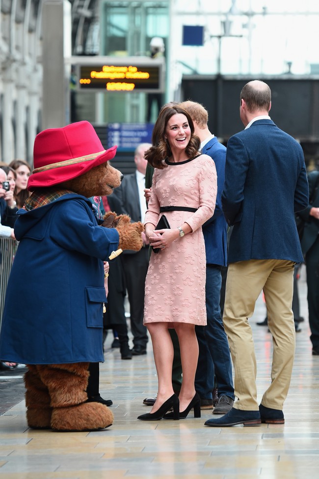 Siluet perut buncit sudah mulai kelihatan di balik gaun pink blush dari Orla Kiely Raised Flower Fitted Dress yang dipakainya. Gaun pas badan dari desainer Irlandia tersebut tampak unik dengan detail emboss floral di sepanjang gaun. Foto: Dok. Getty Images