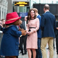 Siluet perut buncit sudah mulai kelihatan di balik gaun pink blush dari Orla Kiely Raised Flower Fitted Dress yang dipakainya. Gaun pas badan dari desainer Irlandia tersebut tampak unik dengan detail emboss floral di sepanjang gaun. Foto: Dok. Getty Images