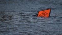 Sedikitnya tiga orang tewas akibat badai Ophelia yang menerjang Irlandia. Foto: REUTERS/Clodagh Kilcoyne
