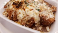 Nosh Kitchen yang ada di Citywalk Sudirman juga punya sajian kari enak. Nasi yang dibalut dengan omelette ini disajikan bersama dengan ayam dengan lapisan tepung roti yang renyah. Nyam, aroma karinya sangat gurih enak! Foto: Istimewa