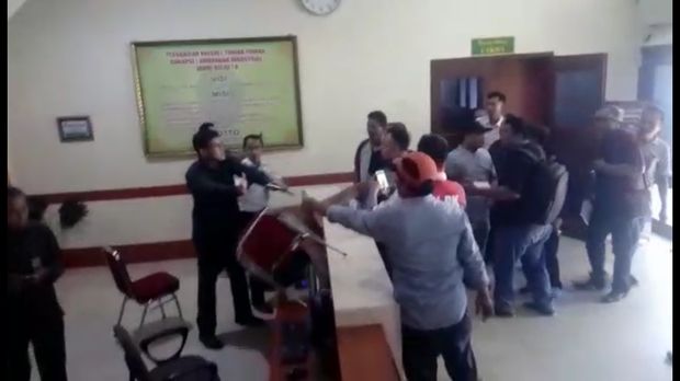 Detik-detik Kursi Melayang ke Wajah Ketua PN Jambi