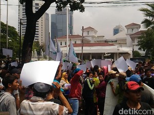 Tolak Reklamasi, Massa Demo di Depan Balai Kota