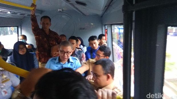 Naik Bus TransJ, Anies-Sandiaga Ingin Cek Rute