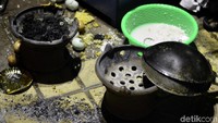Sisa-sisa bekas pembuatan kerak telor yang berserakan di jalanan.Foto: Rima Olyvia