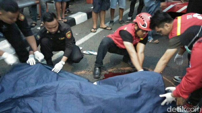 Mengantuk, Pengemudi Gojek Tewas Usai Tabrak Pembatas Jalan