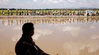 Tentara Bangladesh memantau pergerajkan pengungsi. Zohra Bensemra/Reuters.