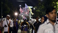 Seperti penjual kapal-kapalan ini yang ikut berjualan, karena banyaknya masyarakat yang hadir dengan membawa anak-anak. Foto: Rima Olyvia