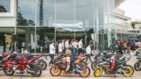 Terliat sejumlah motor CBR terparkir di depan gedung. 