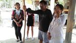 Foto: Saat Djarot Berpose dengan Komodo