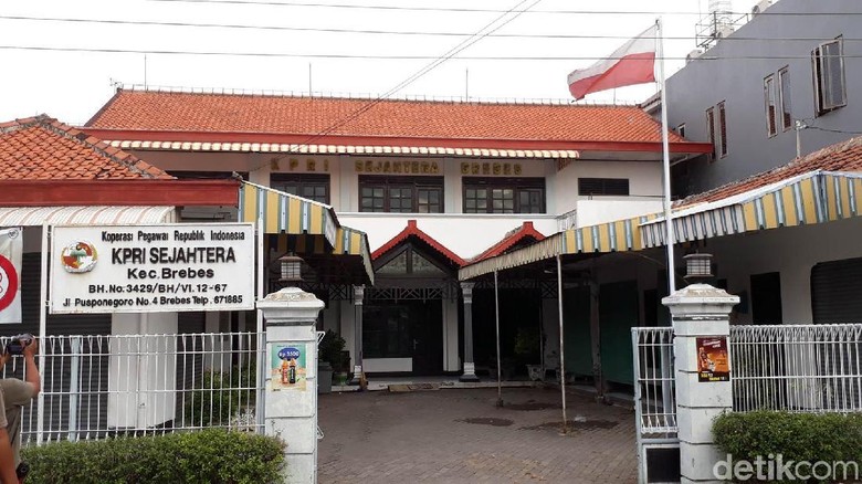 Kantor Koperasi di Brebes Pasang Bendera Merah Putih Terbalik Kantor Koperasi di Brebes Pasang Bendera Merah Putih Terbalik
