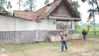 Rumah tempat syuting film Pengabdi Setan ini terletak di Pangalengan, Jawa Barat. Rumah tersebut terletak di atas sebuah bukit perkebunan (Wisma/detikTravel)
