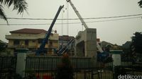 Tiang Proyek LRT di Kelapa Gading Timpa Rumah Warga