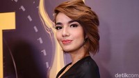 Penampilan Sheila Marcia terlihat cantik dengan gaun hitamnya. Foto: Noel/detikHOT