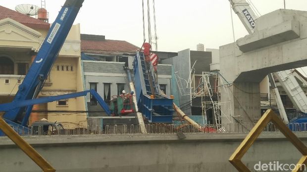 Tak Ada Korban Jiwa, Penyebab Tiang LRT Roboh Masih Diselidiki