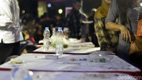Tampak meja UKM yang ada di balai kota kosong dan hanya menyisahkan sampah, padahal acara belum selesai. Foto: Rima Olyvia