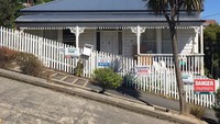 Jalan tanjakan bukanlah hal yang aneh di Indonesia, begitu juga di luar negeri. Namun jalan yang dikenal sebagai Baldwin Street di Dunedin, Selandia Baru mungkin agak lebih curam, karena miringnya sampai 38 derajat (fredxfifi/Instagram)