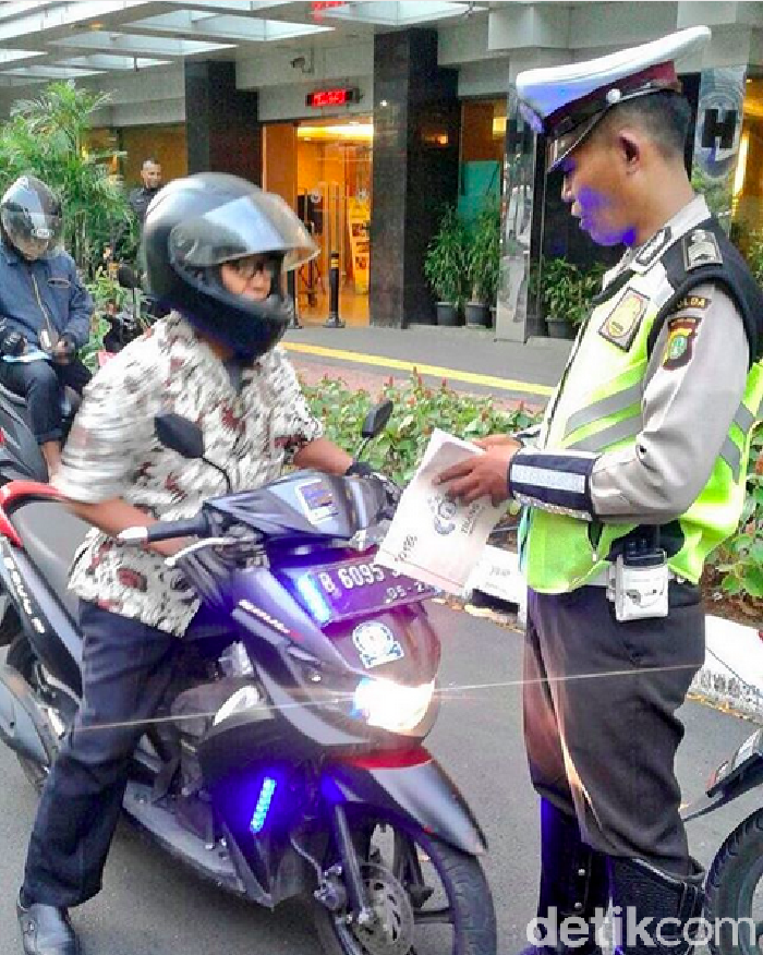 Polisi Razia Pengendara Motor Berstrobo