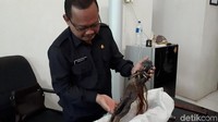 Demi menghindari keresahan, jenglot yang dibuang ke Pantai Watu-watu disimpan oleh Satpol PP di ruang Kasi Trantib Kecamatan Bulak.
