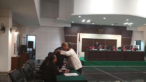 Minta Maaf soal Insiden Jari, Buni Yani Berpelukan dengan Jaksa