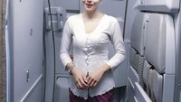Beralih ke maskapai Batik Air, pramugari asal Indonesia ini memakai kebaya putih khas Indonesia yang cantik (Instagram/pramugari_indonesia)