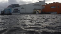 Pemerintah Irlandia mengerahkan tentara untuk membantu warga yang terkena dampak badai Ophelia. Foto: REUTERS/Clodagh Kilcoyne