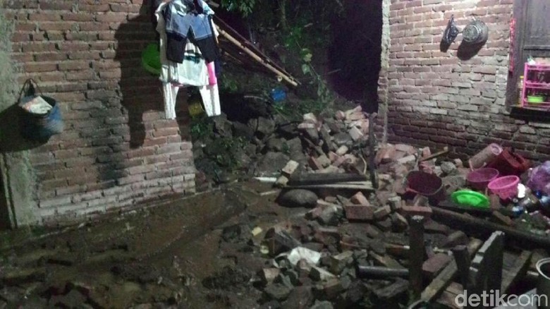 Longsor Timpa Rumah di Banjarnegara, 1 Warga Dibawa ke Rumah Sakit Longsor Timpa Rumah di Banjarnegara, 1 Warga Dibawa ke Rumah Sakit