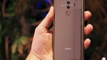 Mate 10 Pro punya dua kamera di bagian belakang dengan label Leica. Masing-masing 20 MP mono + 12 MP RGB. Foto: Pocket Lint
