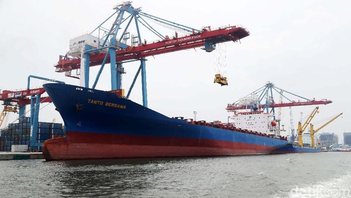 Kini Dwelling Time di Tanjung Priok Kurang dari 3 Hari Dwelling Time di Tanjung Priok Kurang Dari 3 Hari
Beberapa kapal barang tampak menunggu giliran masuk di Pelabuhan Tanjung Priok, Jakarta Utara, Selasa (17/10/2017).
Direktur Utama PT Pelabuhan Indonesia II (Persero) Elvyn G. Masassya, mengatakan waktu tunggu petikemas di pelabuhan atau dwelling time saat ini sudah di bawah tiga hari. Grandyos Zafna/detikcom
-. Pasalnya, kapal-kapal yang tiba di pelabuhan tak lagi menggunakan dokumen fisik dalam proses pengeluaran barang. Pelabuhan Tanjung Priok sudah beroperasi inaportnet sejak akhir tahun lalu sehingga pengurusan barang semuanya online.
-. Selain itu, sistem pembayaran juga tidak menggunakan uang tunai. Para pengguna jasa pelabuhan bisa memanfaatkan layanan e-billing yang dapat di cetak di kantor masing-masing.
-. Perseroan membutuhkan lebih banyak sumber daya manusia yang profesional dalam mengelola pelabuhan, sehingga dwelling time dapat dipangkas lebih signifikan. Apalagi, pemerintah menargetkan Pelabuhan Tanjung Priok, Jakarta, menjadi pelabuhan transhipment terbesar di kawasan Asia.