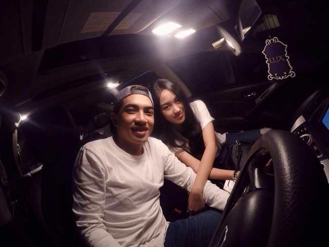 Aktor muda kelahiran 1996 ini telah mempunyai kekasih. Di akun Instagram miliknya, Fachri kerap membagikan foto kebersamaannya dengan sang pacar. Foto: Instagram