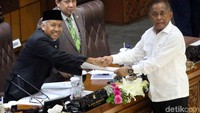 Agus Hermanto menerima pandangan pemerintah mengenai kerjasama di bidang pertahanan dari Menteri Pertahanan Ryamicard Ryacudu.