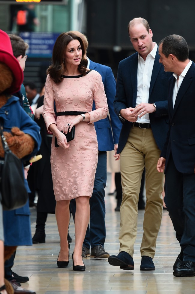 Kate Middleton tampak semakin bersinar di kehamilan ketiganya. Ibu dari Pangeran George dan Putri Charlotte ini pun mencuri perhatian ketika hadir di Paddington Train Station, Senin lalu dengan gaun pink cantik membalut tubuhnya. Foto: Dok. Getty Images