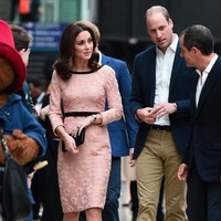 Kate Middleton tampak semakin bersinar di kehamilan ketiganya. Ibu dari Pangeran George dan Putri Charlotte ini pun mencuri perhatian ketika hadir di Paddington Train Station, Senin lalu dengan gaun pink cantik membalut tubuhnya. Foto: Dok. Getty Images