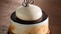 Leib menjelaskan cake-nya ini dibuat dari kaca dan porselen entermet. Semuanya tampak detail dengan remahan kacang dan taburan bubuk cokelat di sekelilingnya.