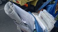 Selembar kertas berisi curhat Wilem yang diselipkan di koran