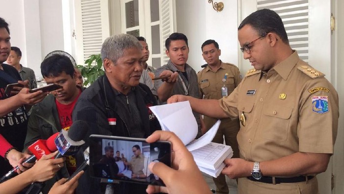 Ucapkan Selamat, Warga Beri Buku 1 Juta Tanda Tangan ke Anies