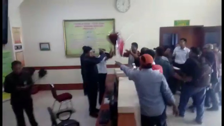 Kursi Melayang ke Ketua PN Jambi, MA Minta Polisi Bertindak Kursi Melayang ke Ketua PN Jambi, MA Minta Polisi Bertindak