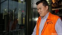 Andi Narogong keluar dengan memakai rompi tahanan KPK.