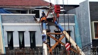 Sejumlah pekerja mengevakuasi tiang LRT yang menimpa rumah warga di Jl Kelapa Nias Raya Blok PA 3 No 02 Kelurahan Pegangsaan Dua, Kelapa Gading, Jakarta Utara, Selasa (17/10/2017).