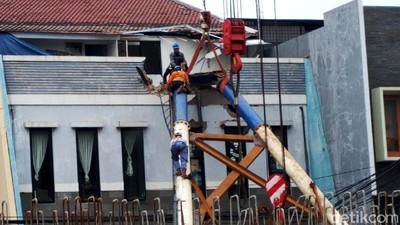 Tiang LRT yang Timpa Rumah Berhasil Dievakuasi