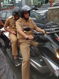 Sandiaga pakai sepatu kets / 