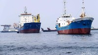 Beberapa kapal barang menunggu giliran masuk di Pelabuhan Tanjung Priok, Jakarta Utara, Selasa (17/10/2017).