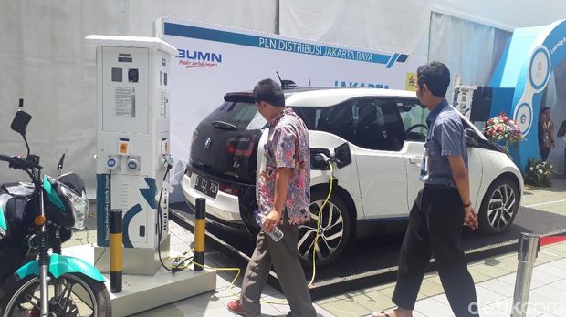  PLN  Pamer SPBU Bisa Ngecas Motor  Hingga Mobil Listrik  BMW